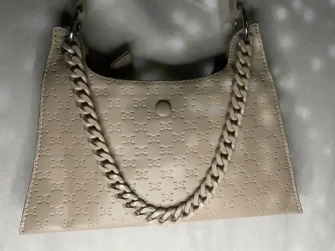 Sac à main / baguette beige avec chaîne décorative — photo 3