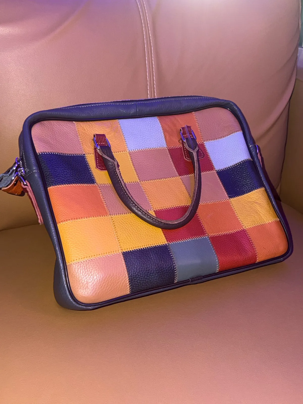 Sac à main ordinateur en cuir motif patchwork multicolore — photo 1