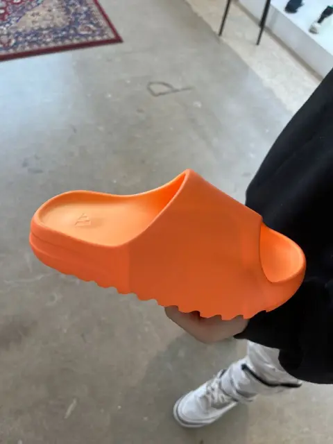 Sandales Yeezy slide authentique — photo 1