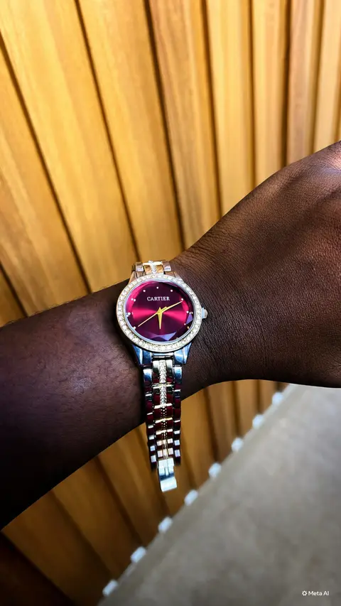 Montre pour femme avec cadran rouge et strass Cartier — photo 1