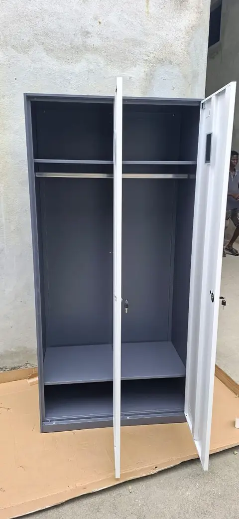 Armoire métallique de bureau grise à deux portes verrouillables — photo 2