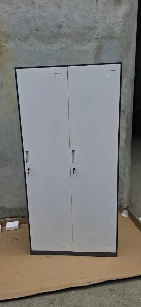 Armoire métallique de bureau grise à deux portes verrouillables — photo 1
