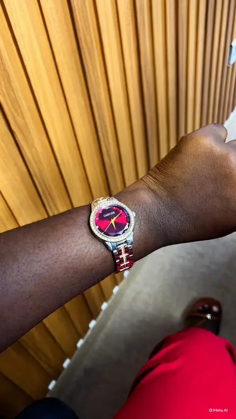 Montre pour femme avec cadran rouge et strass Cartier — photo 4
