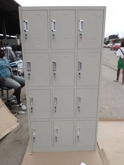 Casier métallique à 12 portes avec clés — photo 2