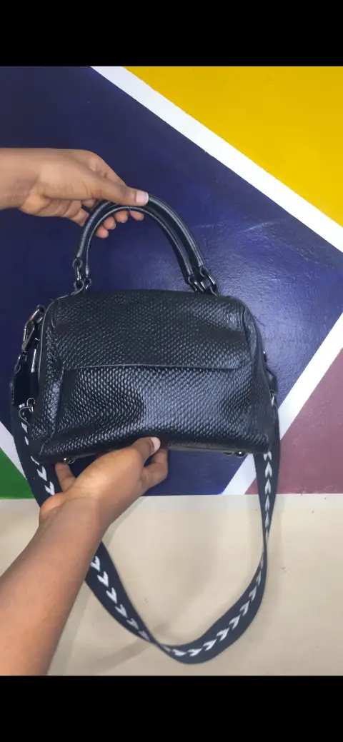 Sac à main & bandoulière noir effet cuir grainé / tressé — photo 1