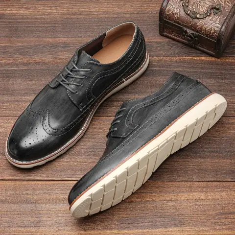 Chaussures de ville marron foncé style brogue pour homme — photo 2