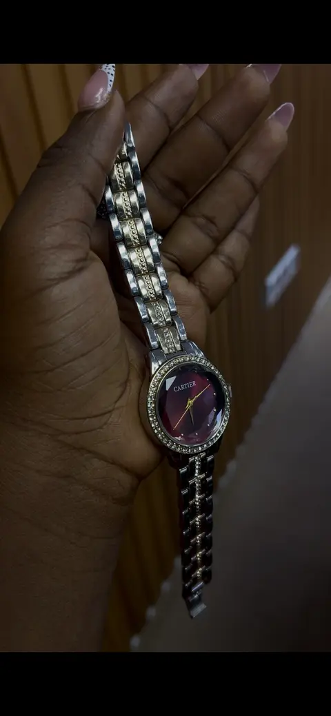 Montre pour femme avec cadran rouge et strass Cartier — photo 2