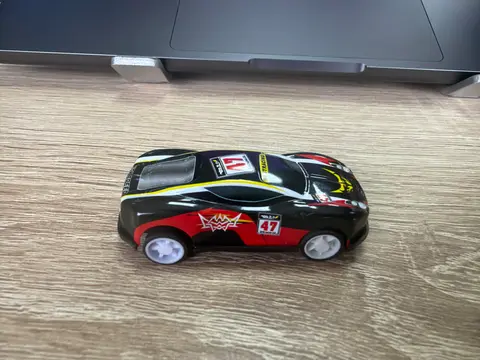 Petite voiture de course jouet noire et rouge 47 — photo 1