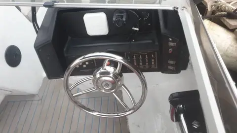 Bateau plaisance vip ouvert devant moteur  150 chevaux suziki — photo 1