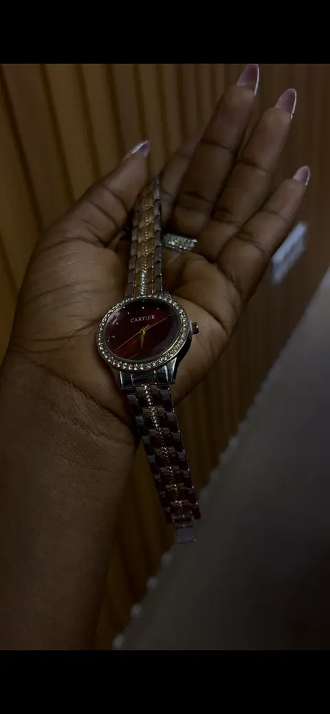 Montre pour femme avec cadran rouge et strass Cartier — photo 3