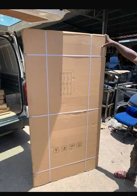 Armoire métallique de bureau grise à deux portes verrouillables — photo 3