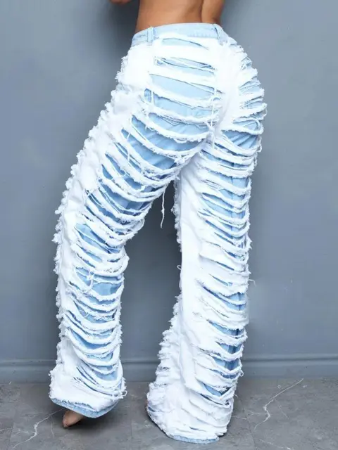 un jean blanc et bleu clair — photo 4
